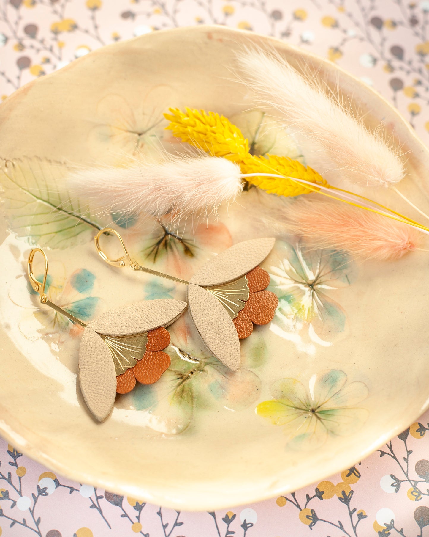 Ginkgo-Blumenohrringe aus goldbraun-beigem Leder
