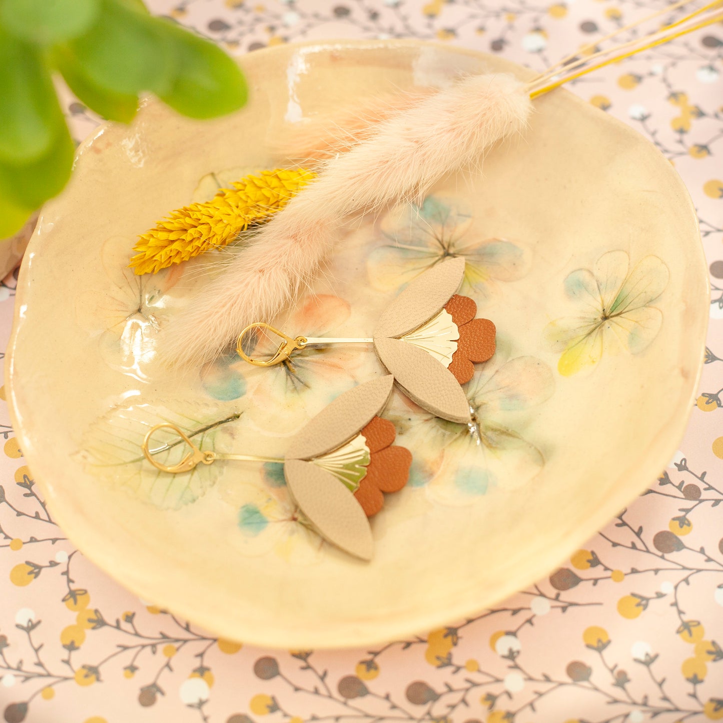 Ginkgo-Blumenohrringe aus goldbraun-beigem Leder