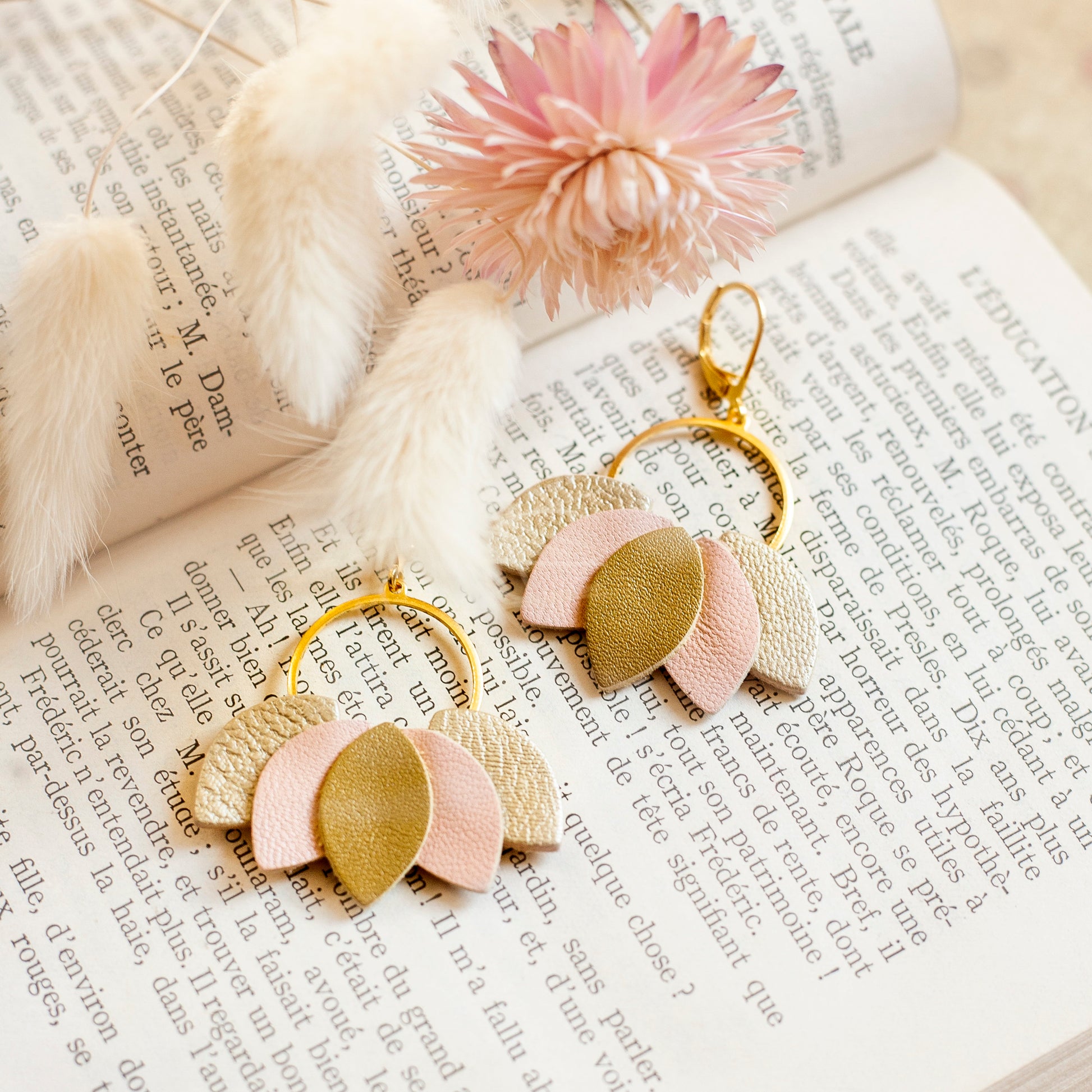 Boucles d'oreilles Nymphéas en cuir bronze, rose clair et or mat