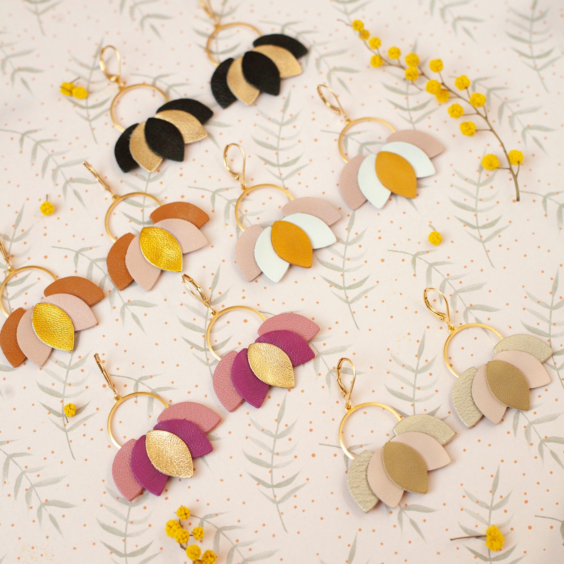 Boucles d'oreilles Nymphéas en cuir bronze, rose clair et or mat