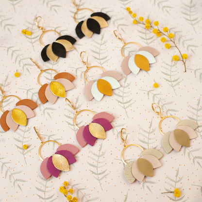 Boucles d'oreilles Nymphéas en cuir bronze, rose clair et or mat