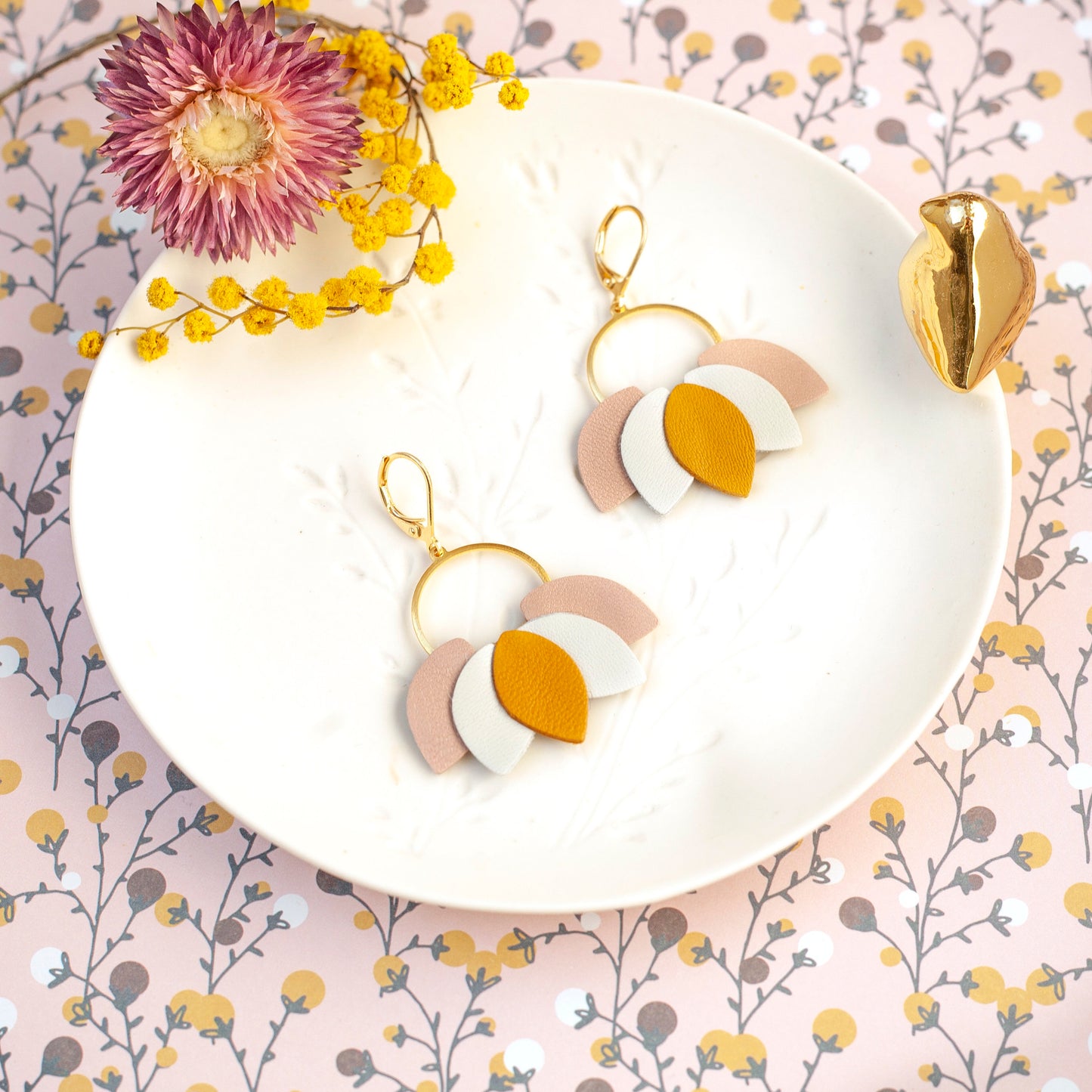 Boucles d'oreilles Nymphéas en cuir rose blanc et jaune moutarde