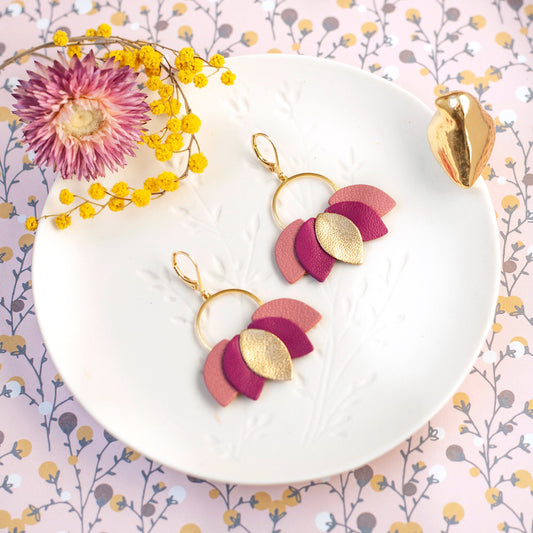 Nymphéas earrings in golden pink plum leather