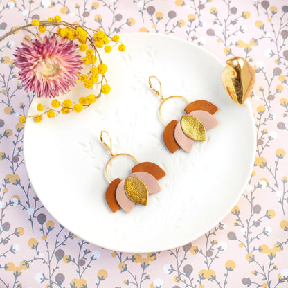 Boucles d'oreilles Nymphéas cuir doré rose marron caramel