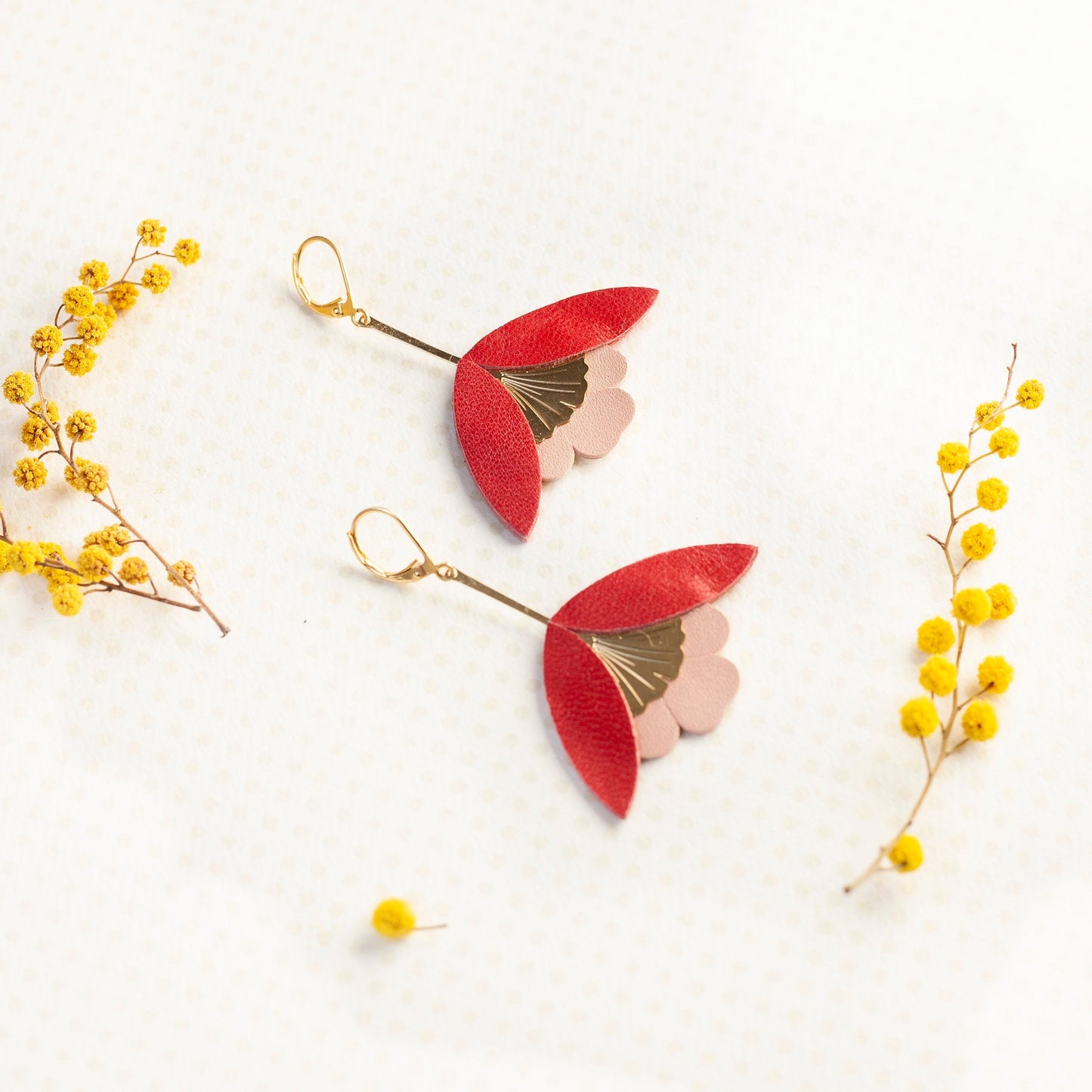 Boucles d'oreilles Fleur de Ginkgo cuir rouge rose doré