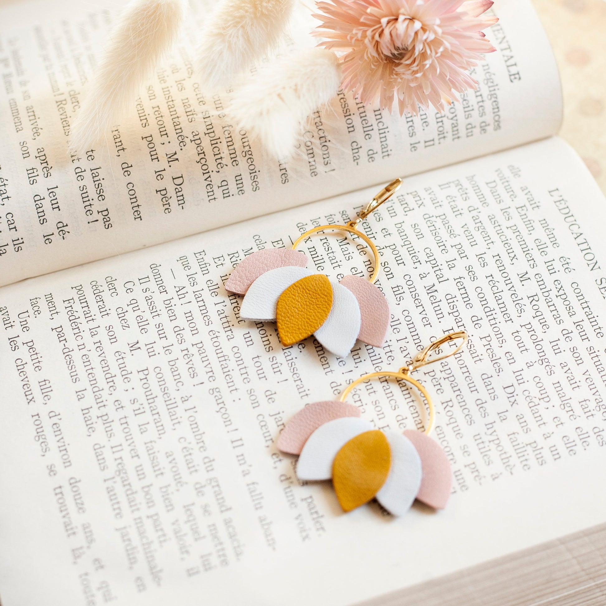 Boucles d'oreilles Nymphéas en cuir rose blanc et jaune moutarde