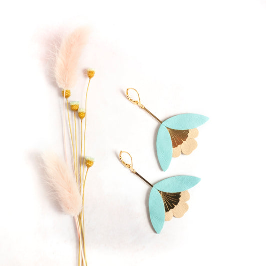 Boucles d'oreilles Fleur de Ginkgo en cuir bleu et beige