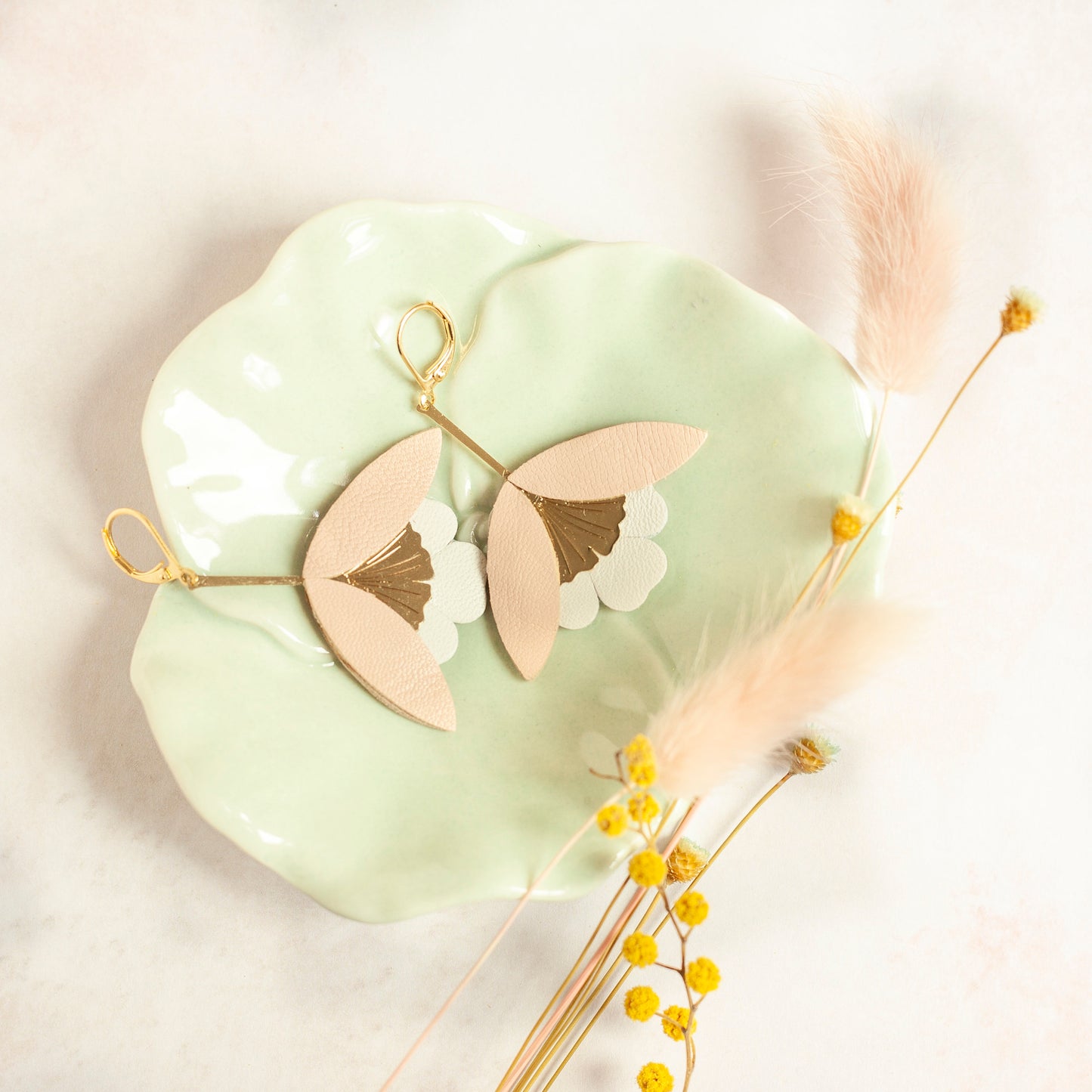 Ginkgo Flower earrings in white leather and flesh pink