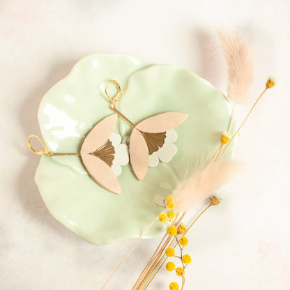 Boucles d'oreilles Fleur de Ginkgo cuir blanc et rose chair