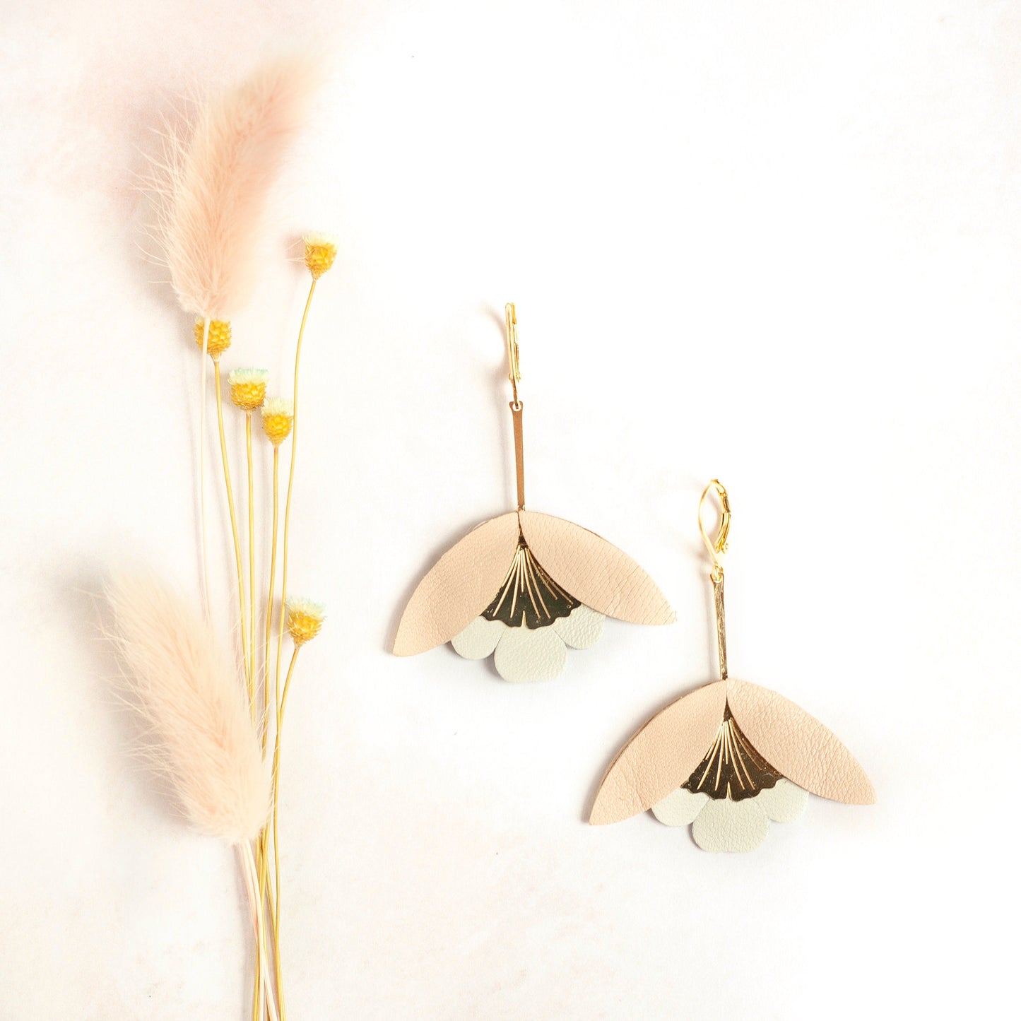 Boucles d'oreilles Fleur de Ginkgo cuir blanc et rose chair