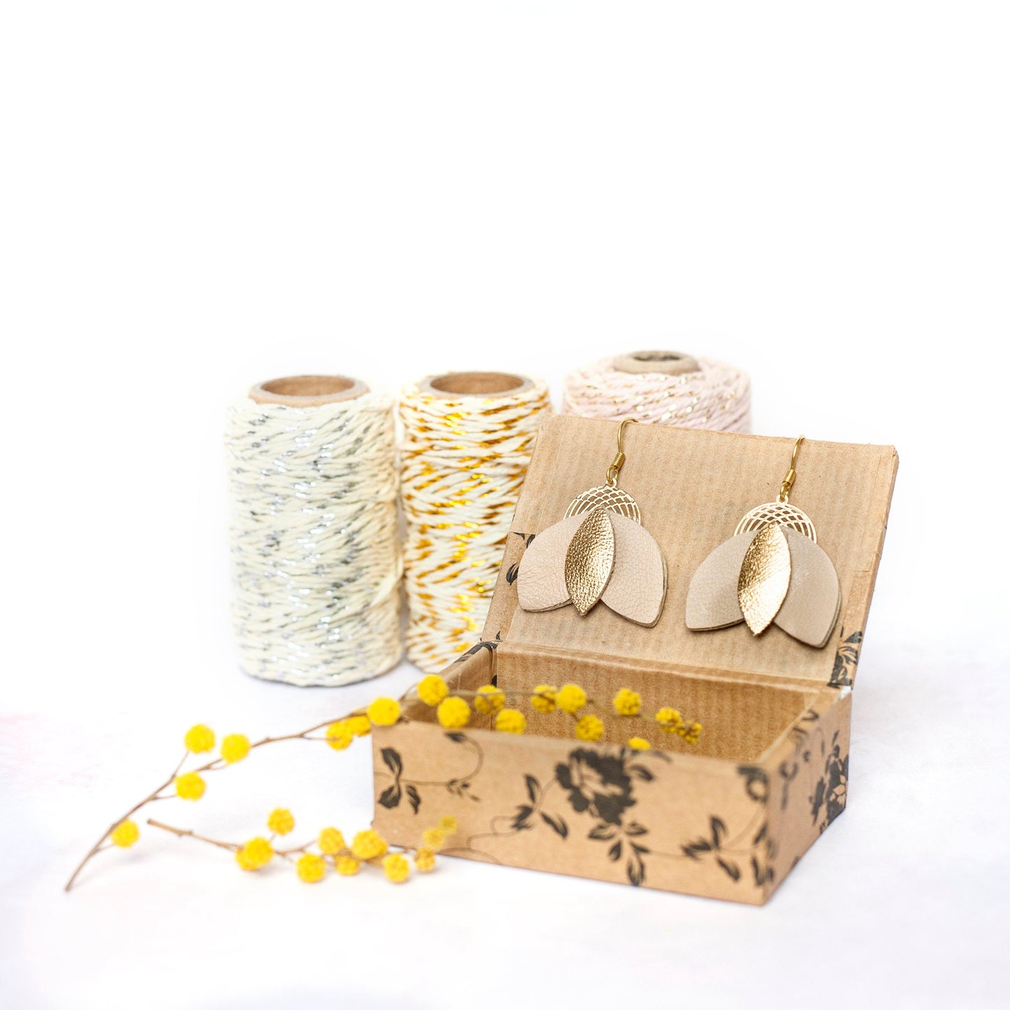 Cigale-Ohrringe aus beigem und goldenem Leder