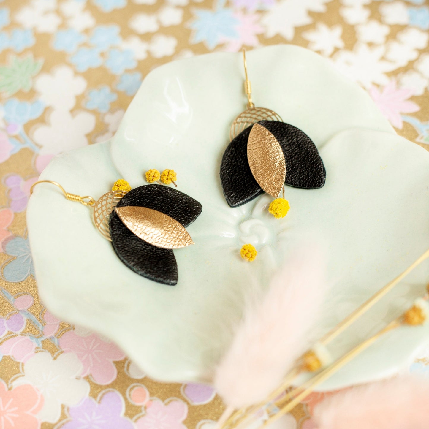 Boucles d’oreilles Cigales en cuir noir et doré
