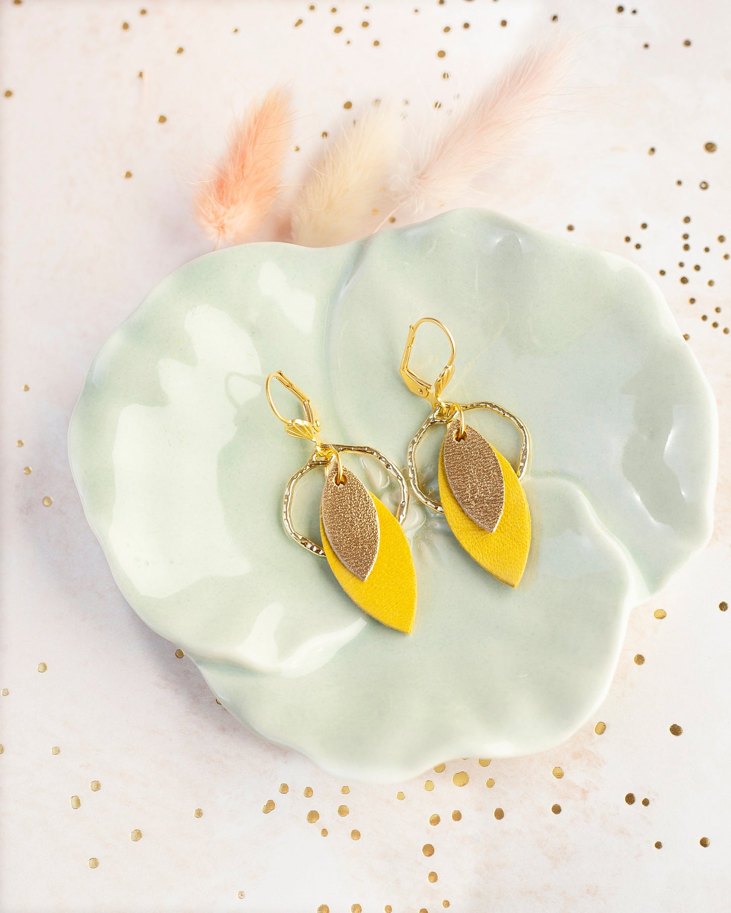 Boucles d'oreilles créoles cuir jaune et doré