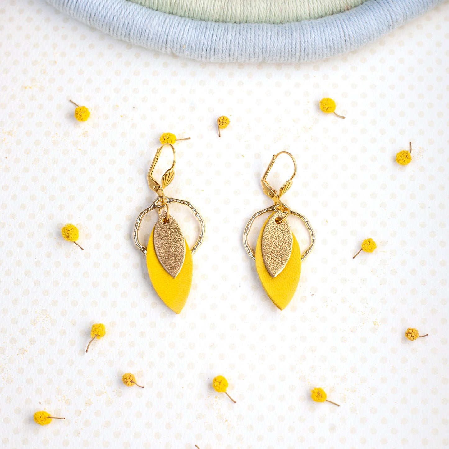 Boucles d'oreilles créoles cuir jaune et doré