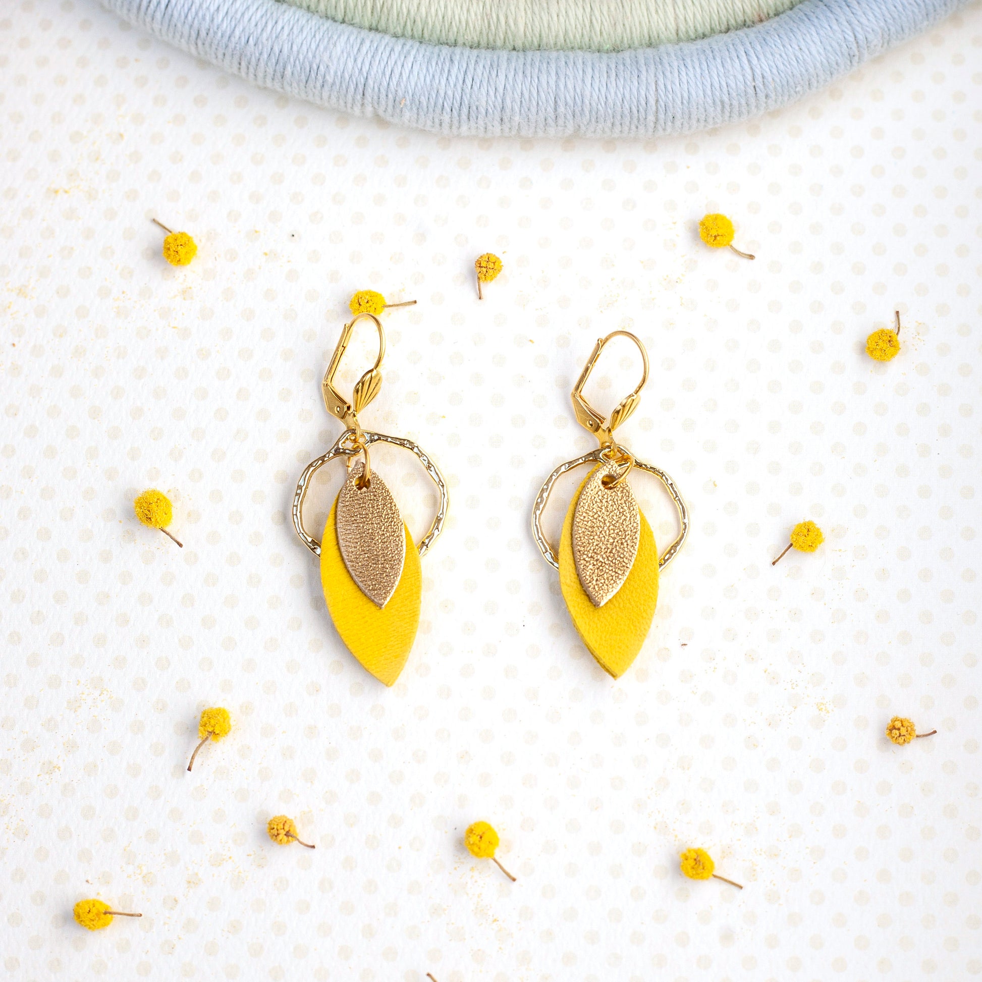 Boucles d'oreilles créoles cuir jaune et doré