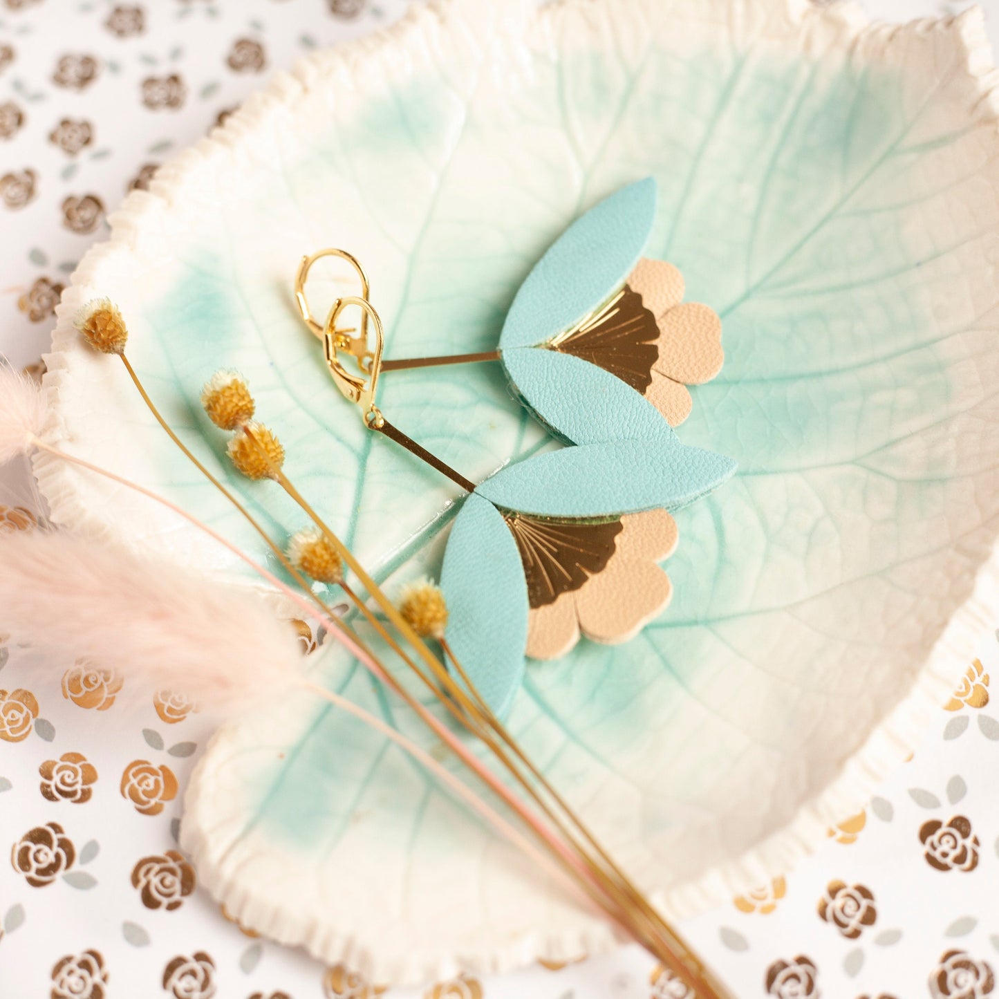 Ginkgo-Blumenohrringe aus blauem und beigem Leder
