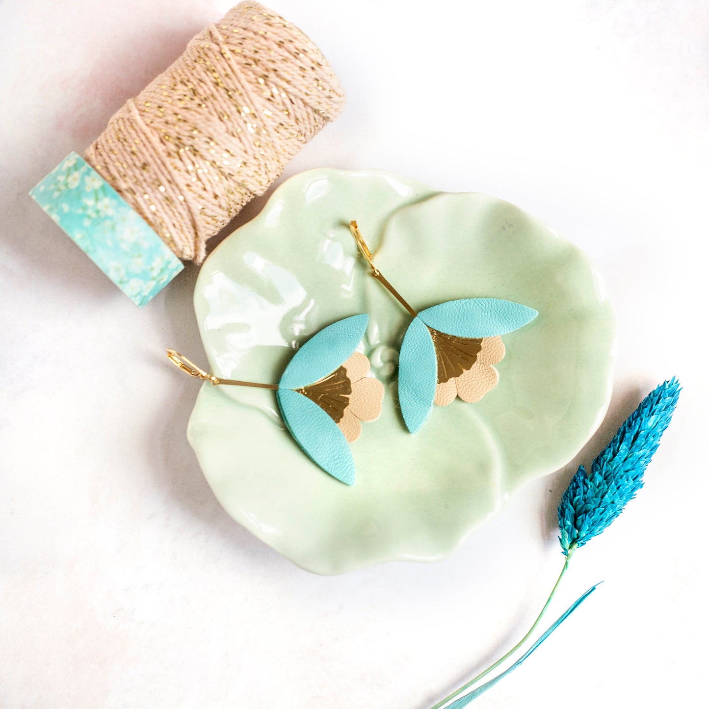 Ginkgo-Blumenohrringe aus blauem und beigem Leder