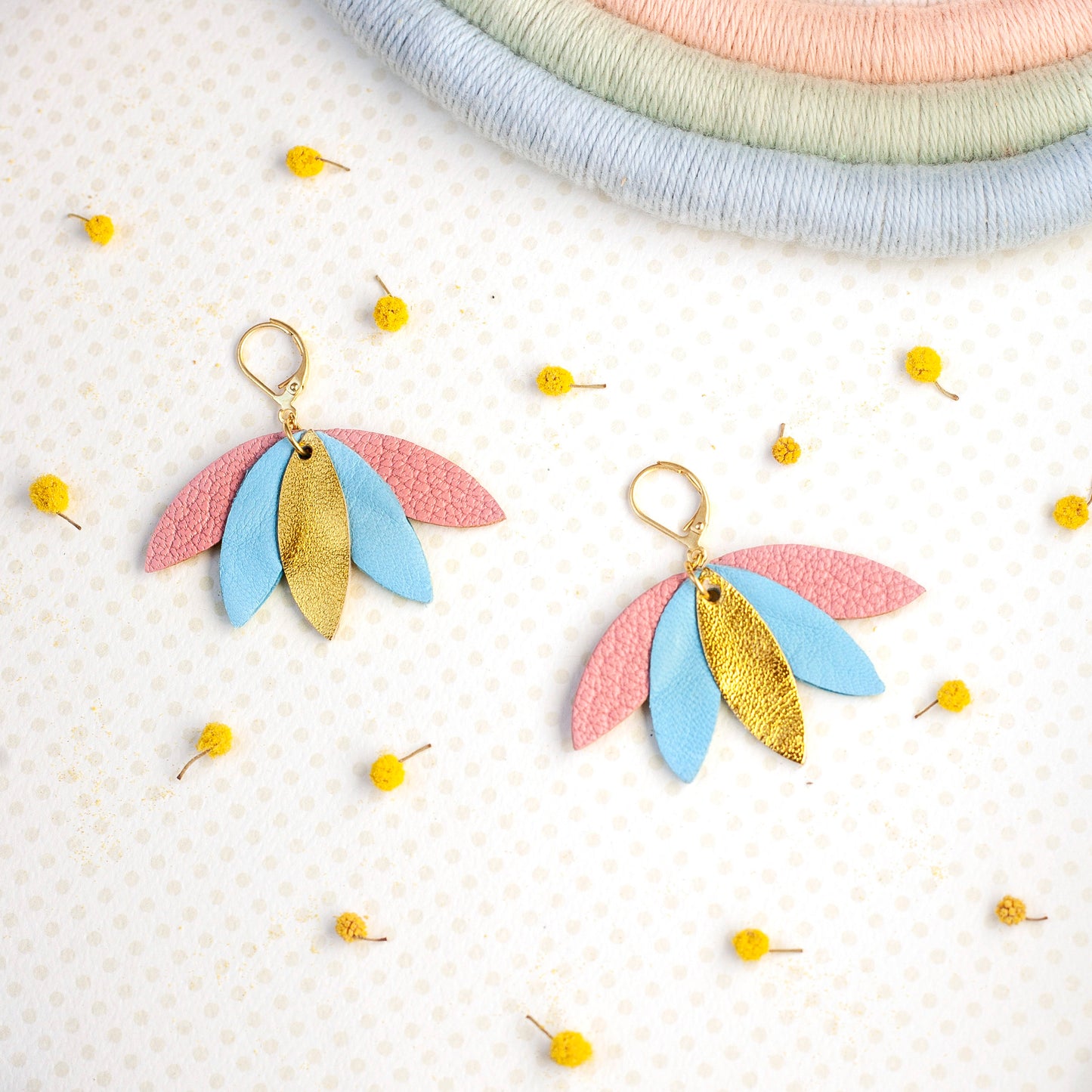 Palmier-Ohrringe aus rosa, blauem und goldenem Leder