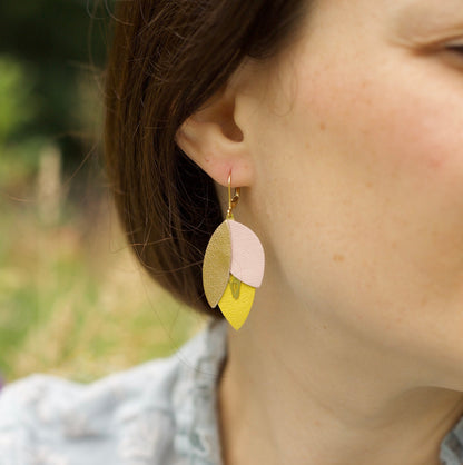 Boucles d’oreilles fleurs en cuir orange rouge et rose