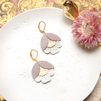 Boucles d'oreilles fleurs de cerisier en cuir vieux rose doré et blanc