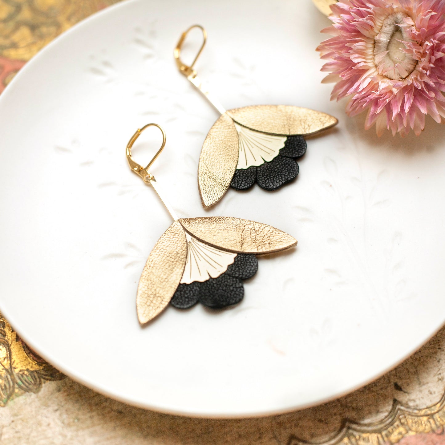 Boucles d'oreilles Fleur de Ginkgo doré et noir en cuir