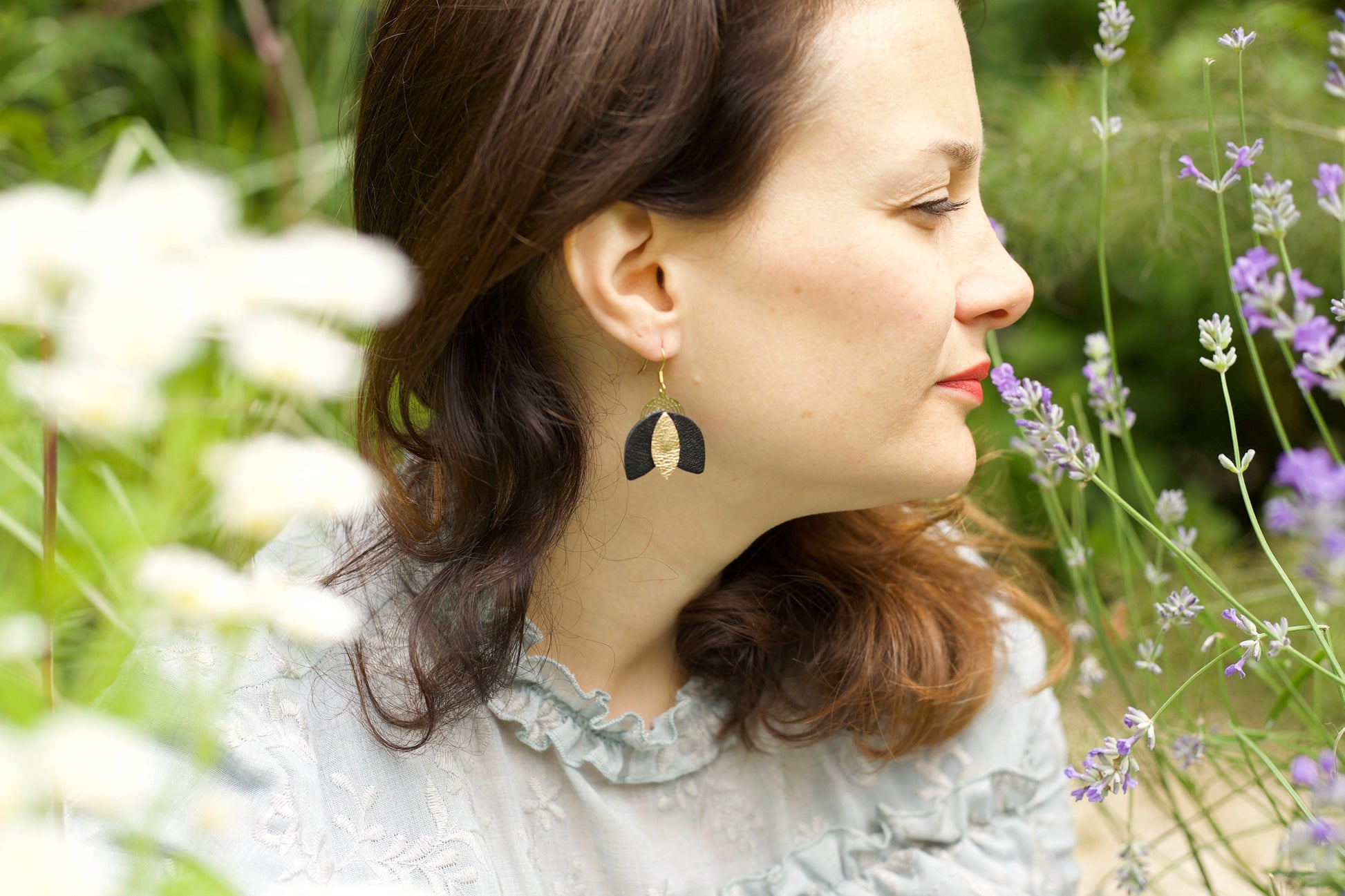 Boucles d’oreilles Cigales en cuir noir et doré