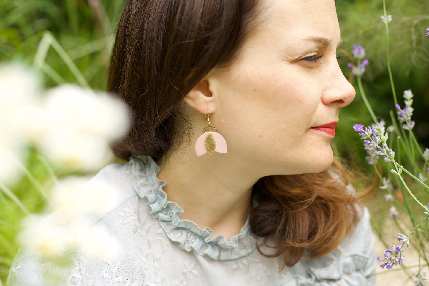 Cigale earrings in beige and gold leather