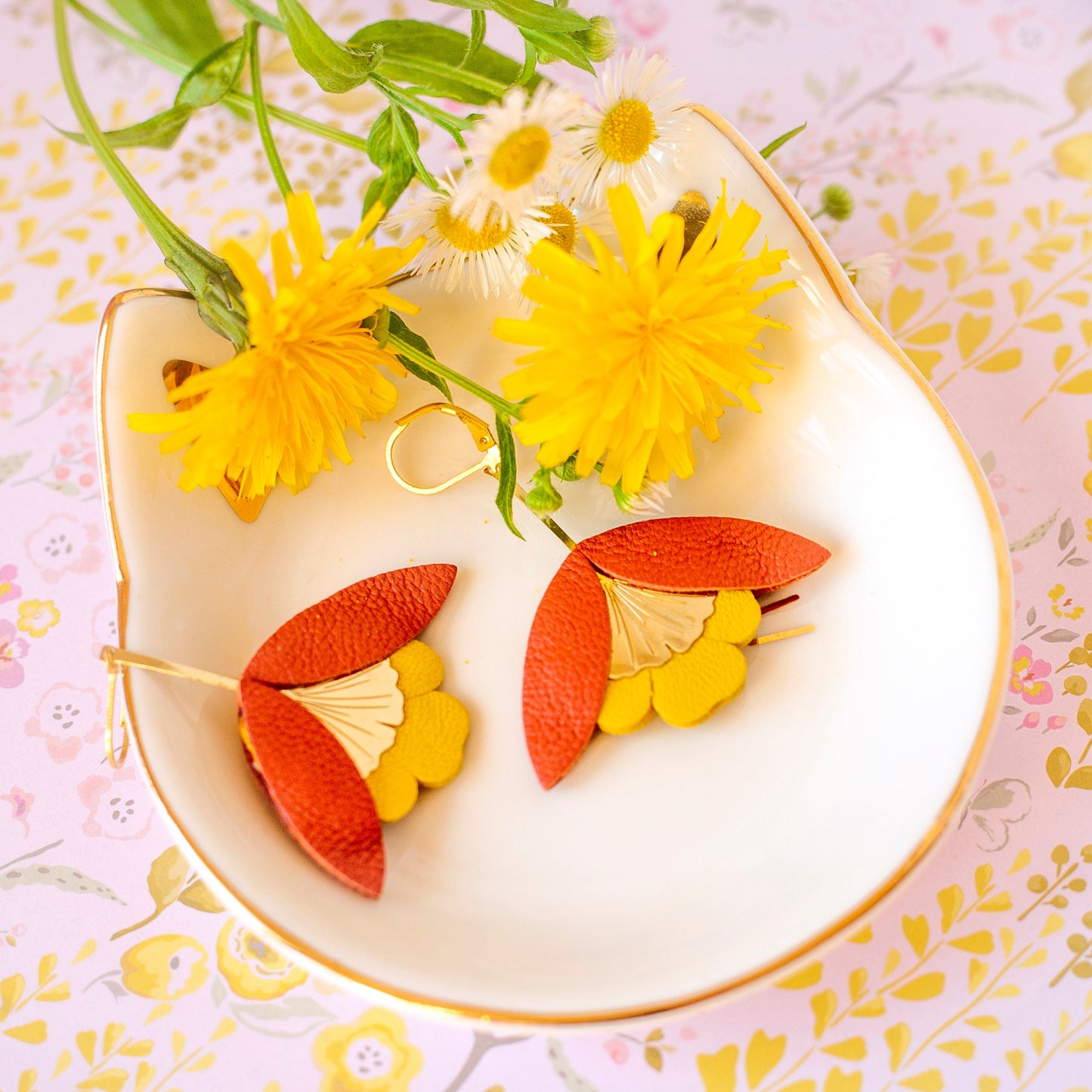 Ginkgo-Blumenohrringe aus Terrakotta und gelbem Leder