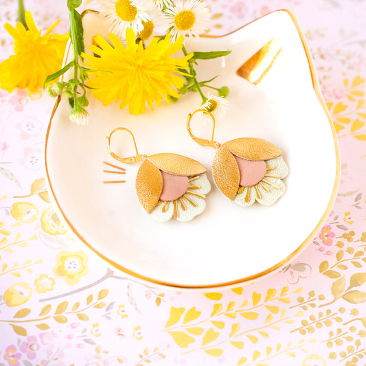 Boucles d'oreilles fleurs de cerisier cuir doré rose et vert d'eau
