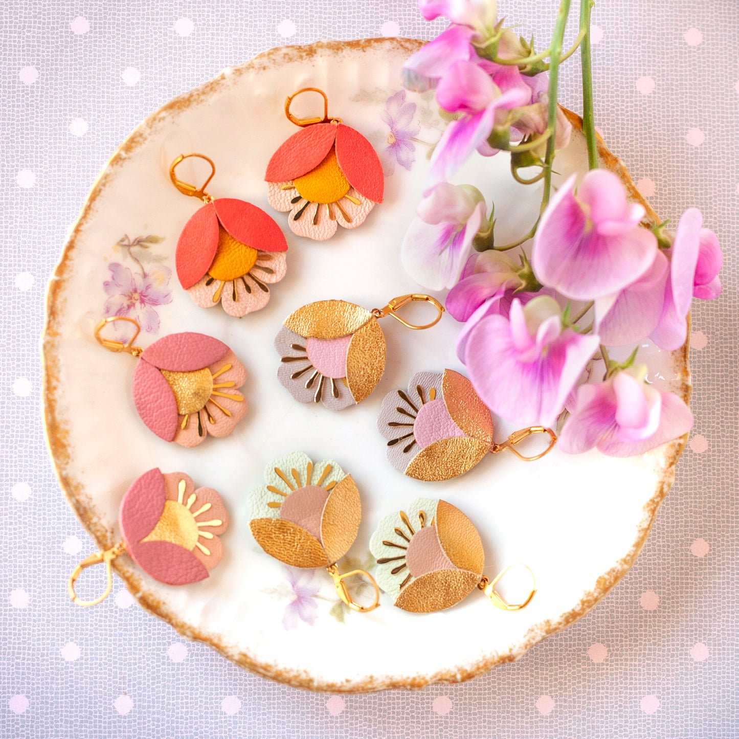 Boucles d'oreilles fleurs de cerisier rose et dorées en cuir