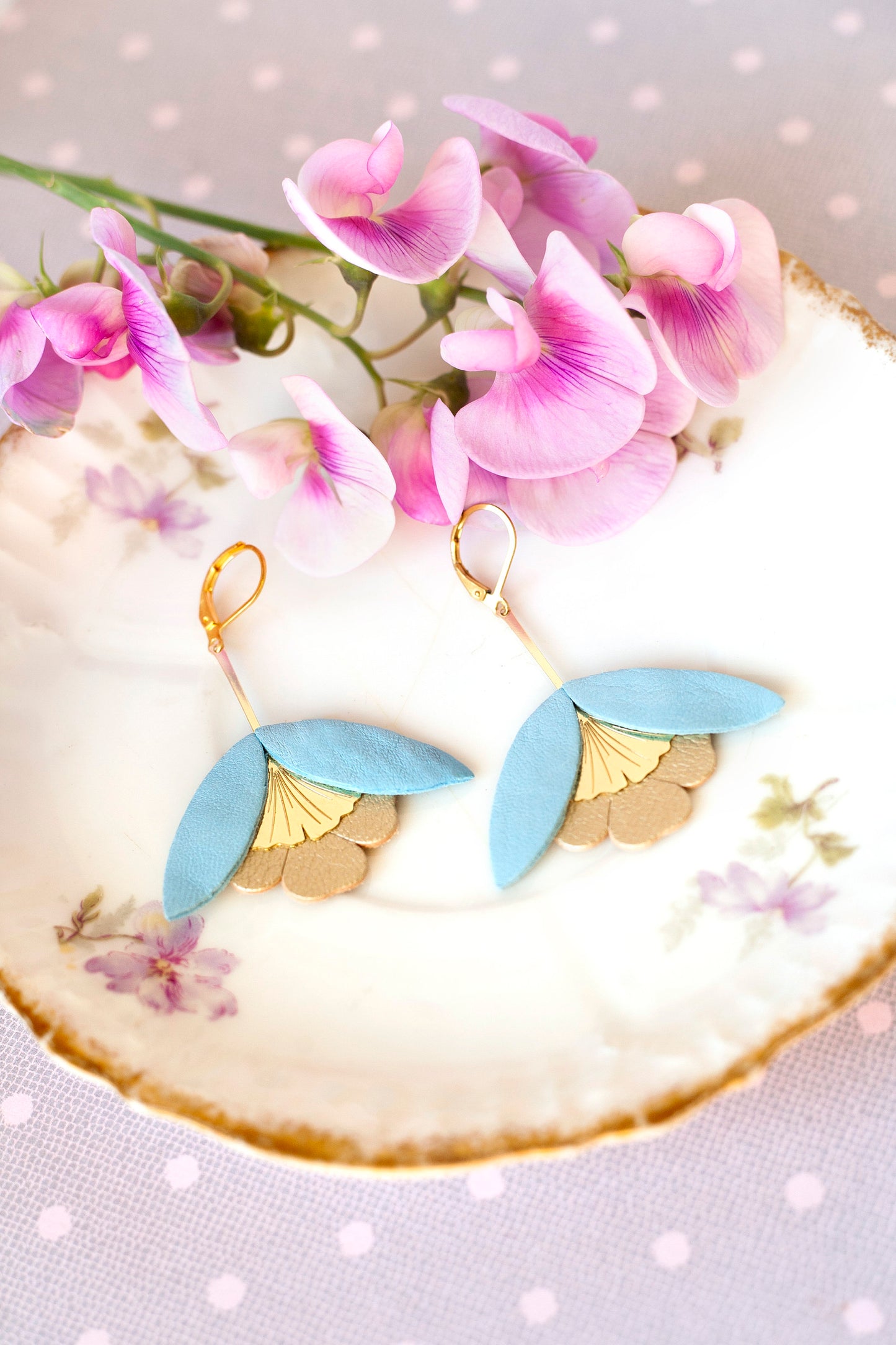 Boucles d'oreilles Fleur de Ginkgo cuir bleu cyan et or mat