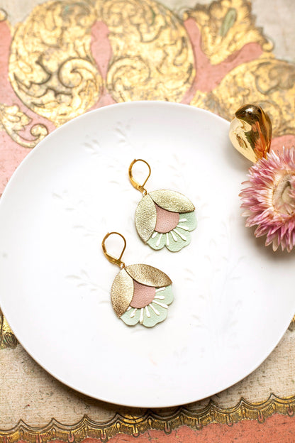 Boucles d'oreilles fleurs de cerisier cuir doré rose et vert d'eau