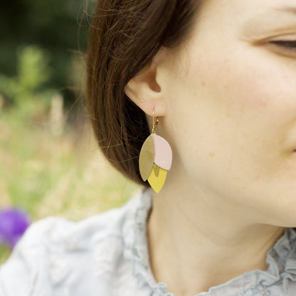 Boucles trois pétales cuir doré beige et vieux rose