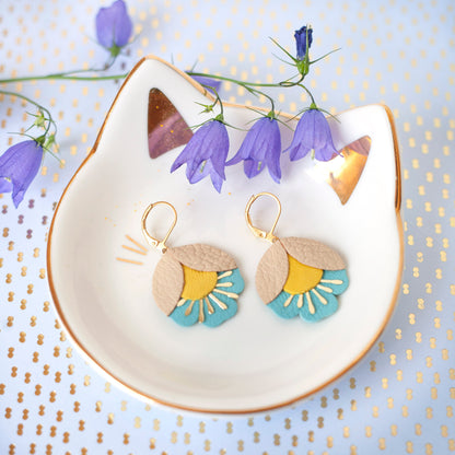 Boucles d'oreilles fleurs de cerisier beige jaune et bleu azur