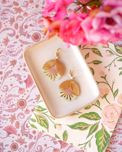 Boucles d'oreilles fleurs de cerisier cuir doré rose et vert d'eau