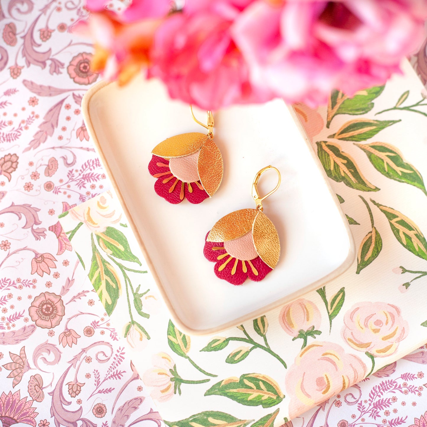 Boucles d'oreilles fleurs de cerisier cuir doré rose et prune