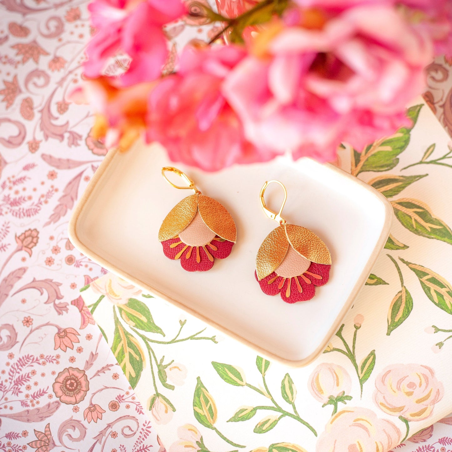 Boucles d'oreilles fleurs de cerisier cuir doré rose et prune