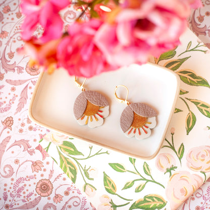 Boucles d'oreilles fleurs de cerisier en cuir vieux rose doré et blanc