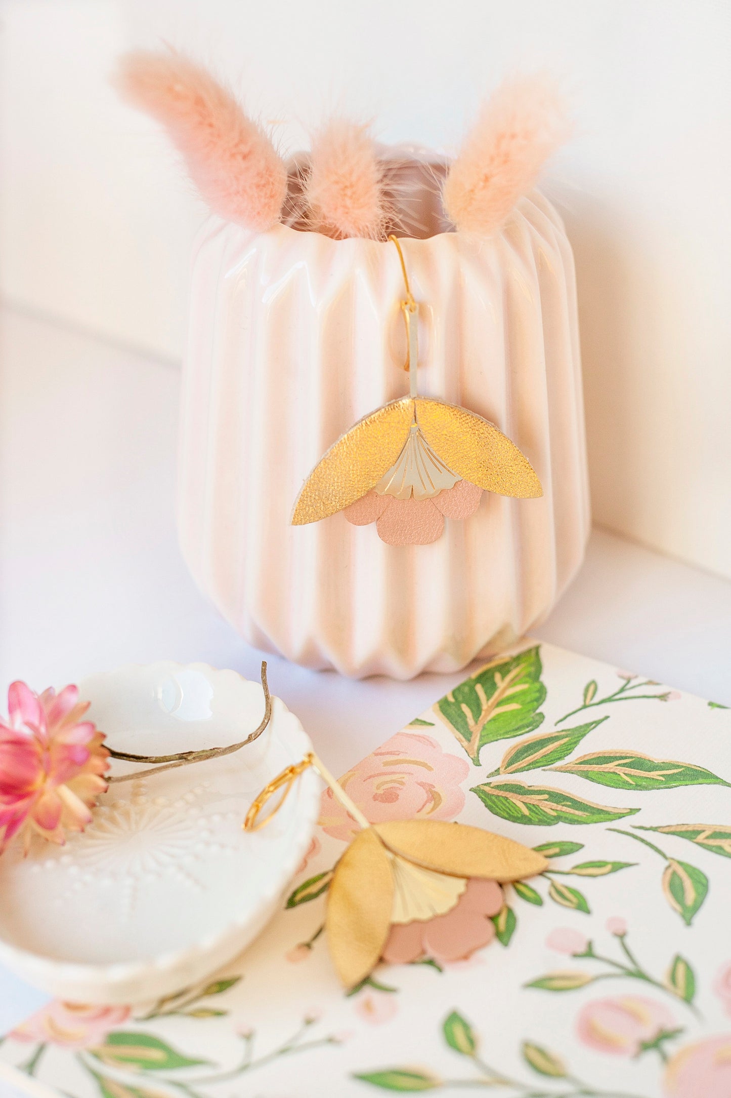 Ginkgo-Blumenohrringe aus goldenem und rosafarbenem Leder