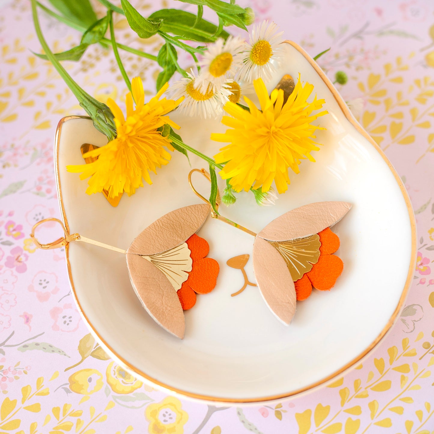 Boucles d'oreilles Fleur de Ginkgo cuir rose chair et orange