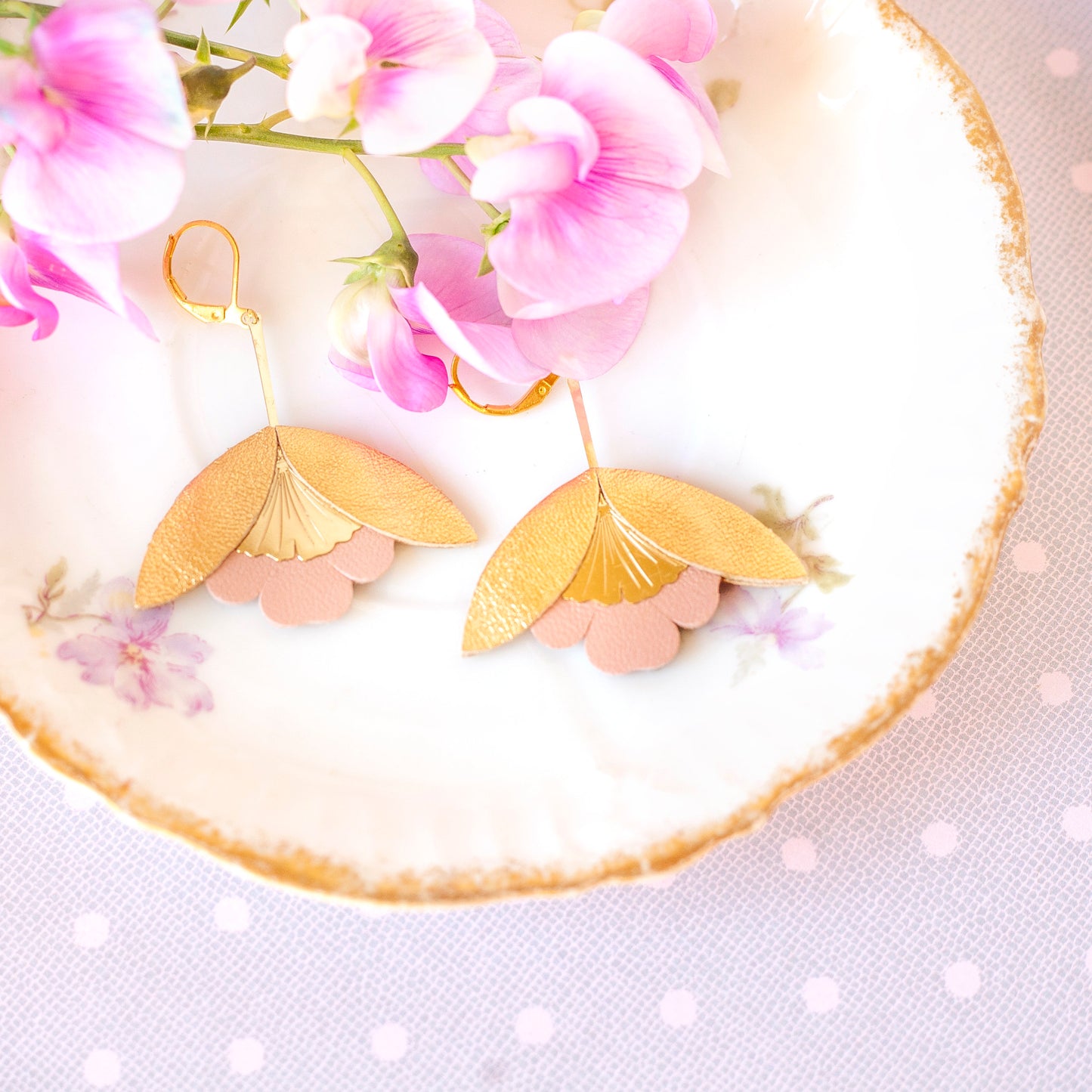 Ginkgo-Blumenohrringe aus goldenem und rosafarbenem Leder
