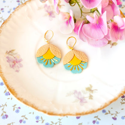 Boucles d'oreilles fleurs de cerisier beige jaune et bleu azur