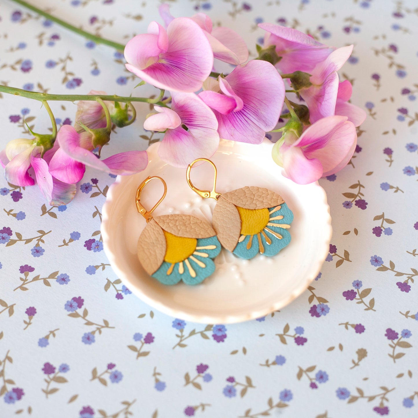 Boucles d'oreilles fleurs de cerisier beige jaune et bleu azur