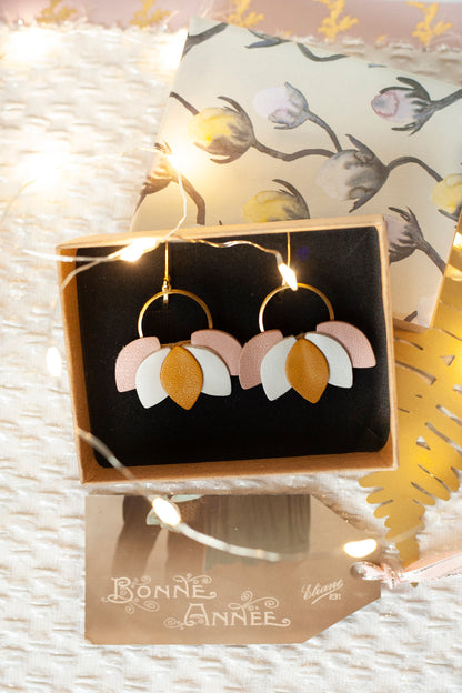 Boucles d'oreilles Nymphéas en cuir rose blanc et jaune moutarde