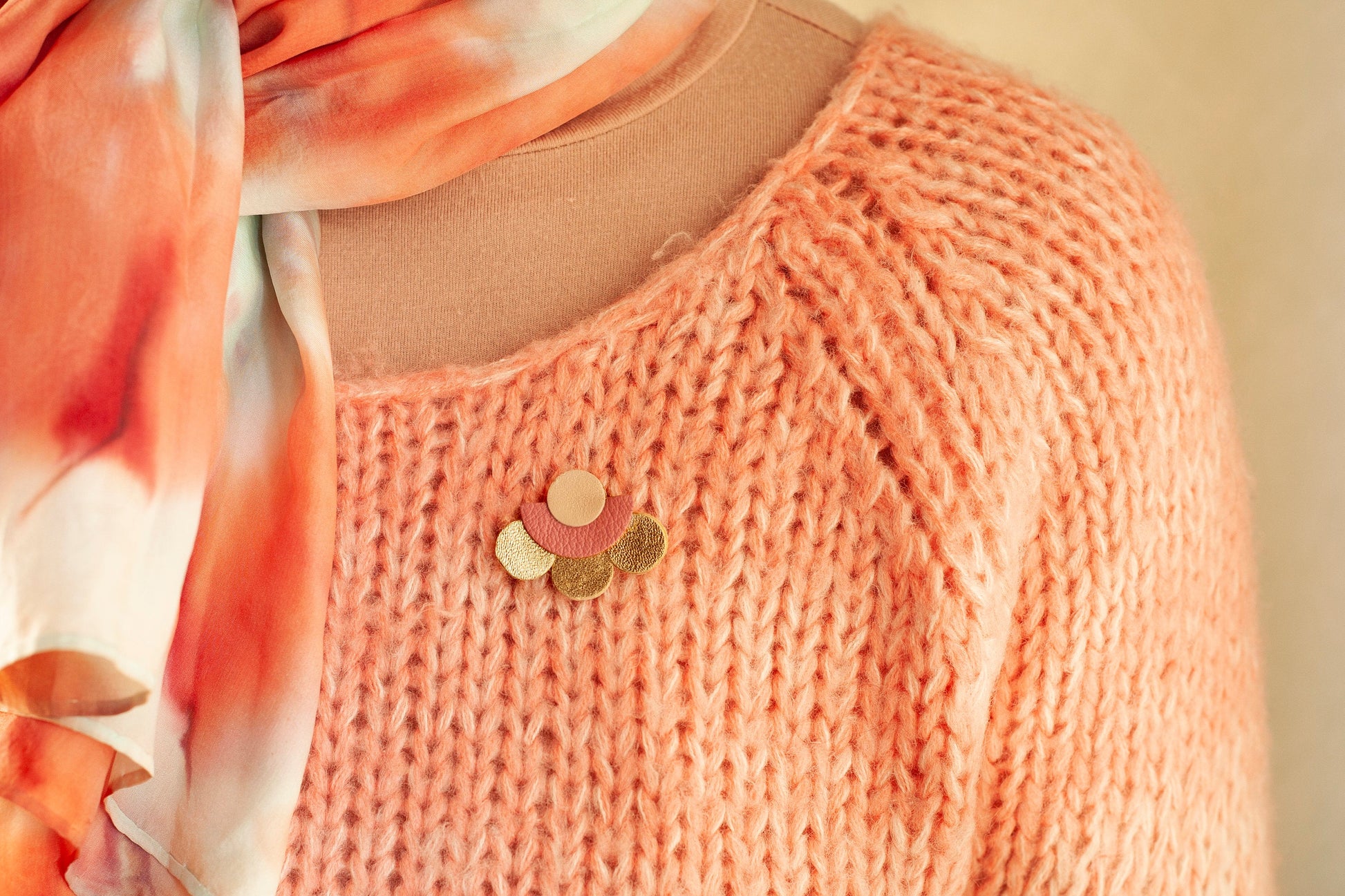 Broche fleur cuir beige rose et doré