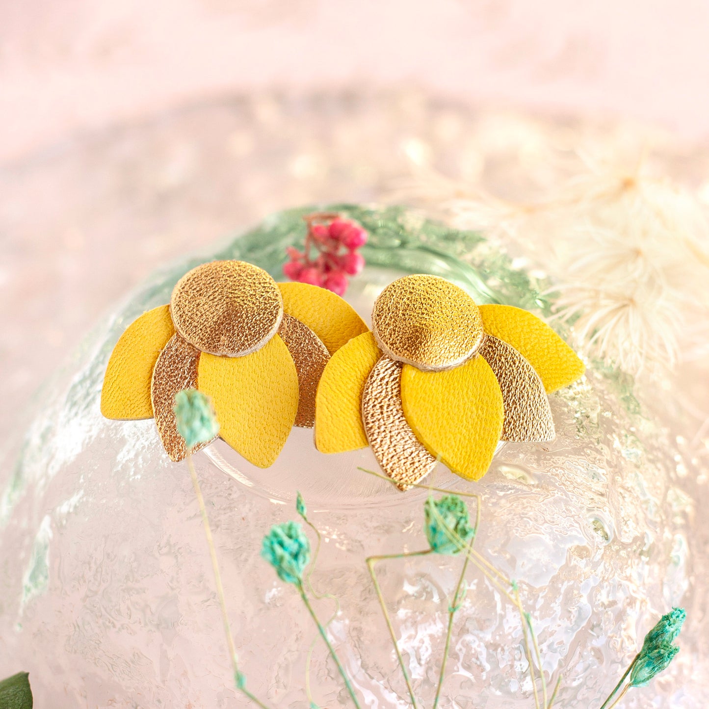 Flower earrings in yellow and gold leather