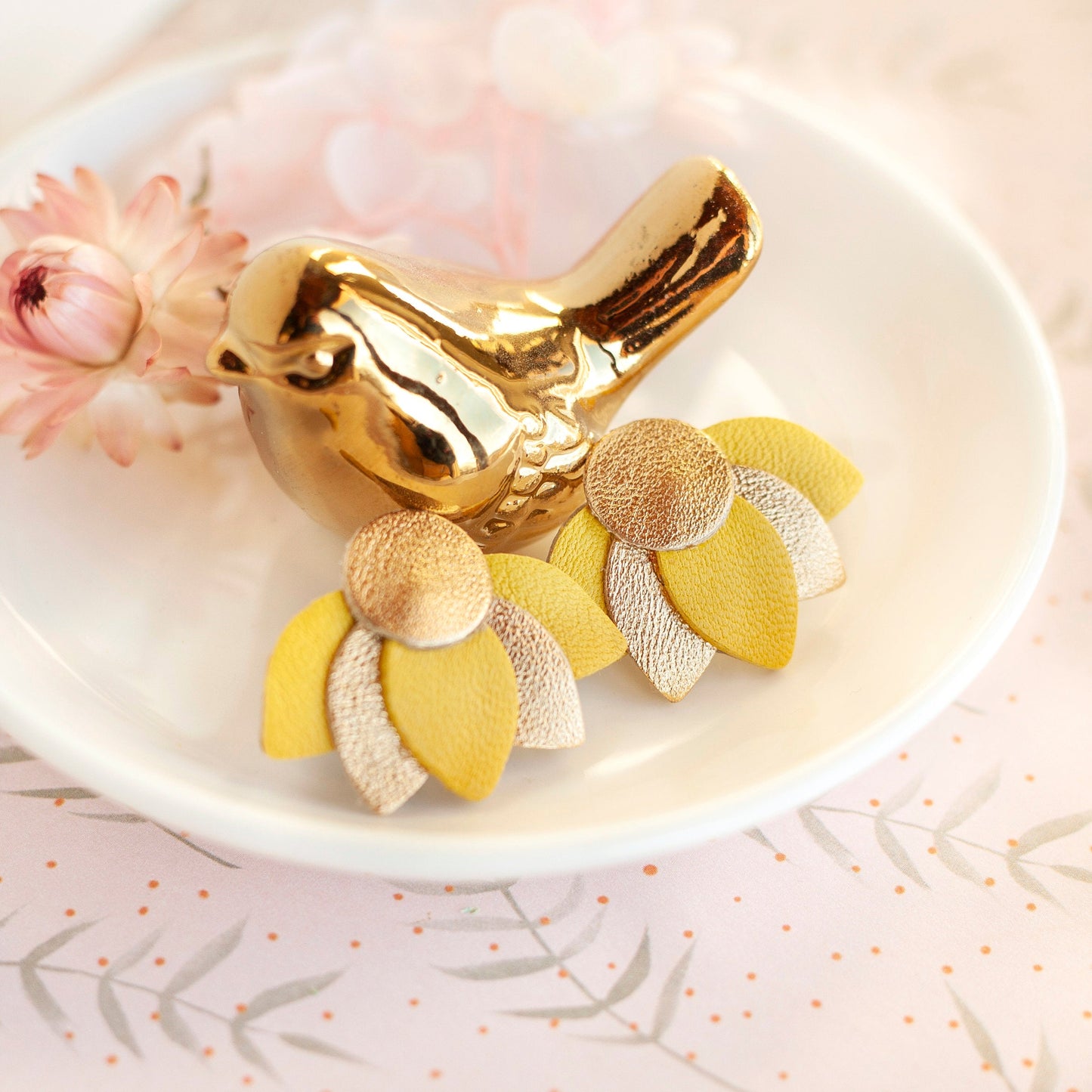 Boucles d'oreilles fleurs en cuir jaune et doré