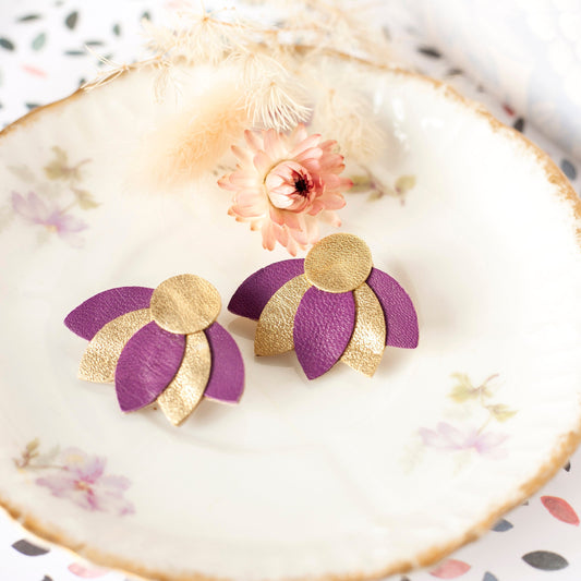 Puces d'oreilles fleurs pétales de cuir doré et violet