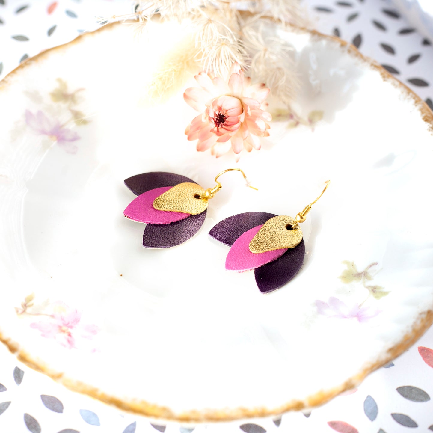 Boucles d'oreilles en cuir doré fuchsia et violet foncé "Crocus"