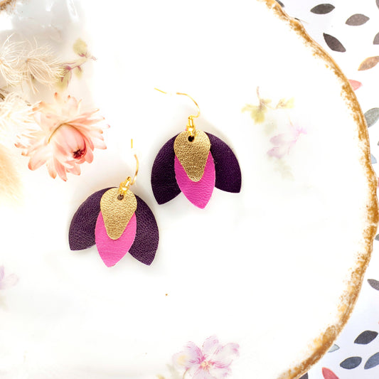 „Krokus“-Ohrringe aus fuchsiafarbenem und dunkelviolettem Goldleder